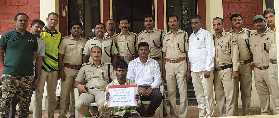 ಶ್ರೀಗಂಧ ಕಳವು ಆರೋಪದಡಿ ವ್ಯಕ್ತಿಯೊಬ್ಬನನ್ನು ಖಾನಾಪುರ ತಾಲ್ಲೂಕಿನ ನಾಗರಗಾಳಿ ವಲಯದ ಅರಣ್ಯ ಅಧಿಕಾರಿ ಮತ್ತು ಸಿಬ್ಬಂದಿ ಮಂಗಳವಾರ ಬಂಧಿಸಿದ್ದಾರೆ