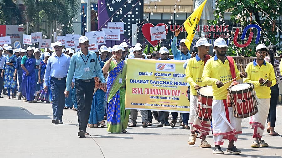 ಬಿಎಸ್ಎನ್ಎಲ್ 25ನೇ ಸಂಸ್ಥಾಪನಾ ದಿನಾಚರಣೆ ಅಂಗವಾಗಿ ನಗರದಲ್ಲಿ ಮಂಗಳವಾರ ಜಾಥಾ ನಡೆಯಿತು : ಪ್ರಜಾವಾಣಿ ಚಿತ್ರ