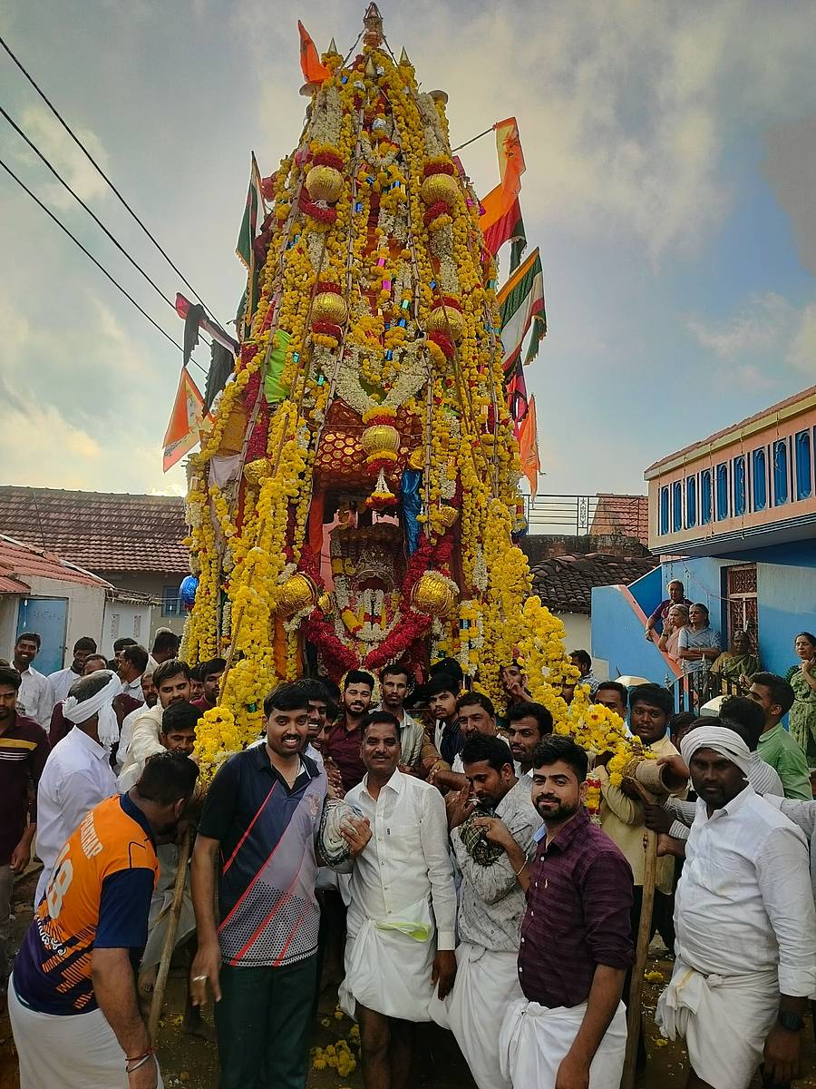 ಗುಂಡ್ಲುಪೇಟೆ ತಾಲ್ಲೂಕಿನ ಚಿರಕನಹಳ್ಳಿಯಲ್ಲಿ ಬಸವೇಶ್ವರ ಕಾಯಿ ಹಬ್ಬ ಮಹೋತ್ಸವ ವಿಜೃಂಭಣೆಯಿಂದ ನಡೆಯಿತು