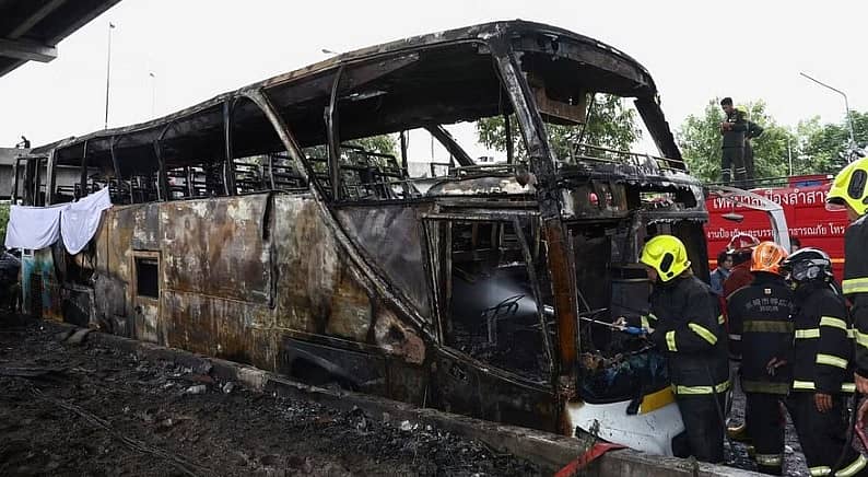 <div class="paragraphs"><p>ಶಾಲಾ ಬಸ್ಗೆ ಬೆಂಕಿ ತಗುಲಿರುವ ದೃಶ್ಯ</p></div>