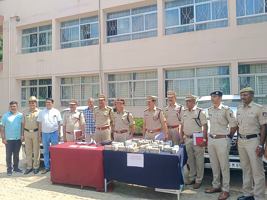 ಬಾಗಲಕೊಟೆ ಸಿಇಎನ್ ಠಾಣೆ ಪೊಲೀಸರು ವಶಪಡಿಸಿಕೊಂಡಿರುವ ₹87 ಲಕ್ಷ ಹಣ, ಮೊಬೈಲ್ ಫೋನ್, ವಾಹನಗಳೊಂದಿಗೆ ಉತ್ತರ ವಲಯ ಐಜಿಪಿ ವಿಶಾಶಕುಮಾರ ವಿಕಾಶ, ಜಿಲ್ಲಾ ಪೊಲೀಸ್ ವರಿಷ್ಠ ಅಮರನಾಥ ರೆಡ್ಡಿ ಮತ್ತಿತರರು