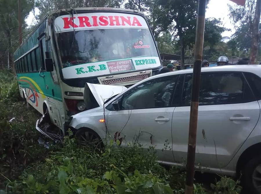 ಆನಂದಪುರ ಸಮೀಪದ ಮುಂಬಾಳು ಗ್ರಾಮ ರಾಷ್ಟ್ರೀಯ ಹೆದ್ದಾರಿಯಲ್ಲಿ ಬಸ್ ಹಾಗೂ ಕಾರ್ ನಡುವೆ ಅಪಘಾತವಾಗಿರುವುದು