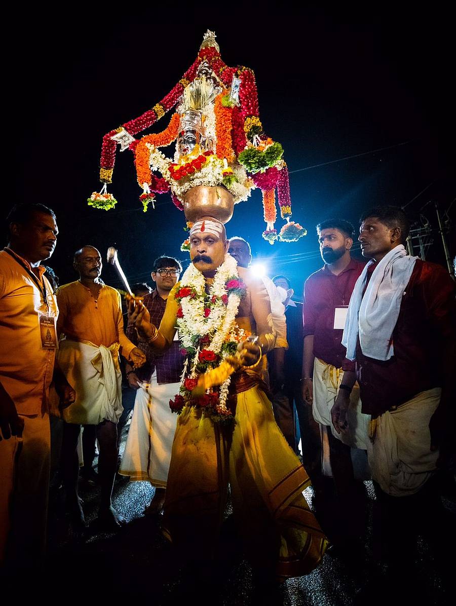 ದಂಡಿನ ಮಾರಿಯಮ್ಮ ದೇಗುಲದ ಕರಗ ಹೊರುತ್ತಿರುವ ಉಮೇಶ್ಪೂಜಾರಿ (ಸಂಗ್ರಹ ಚಿತ್ರಗಳು)