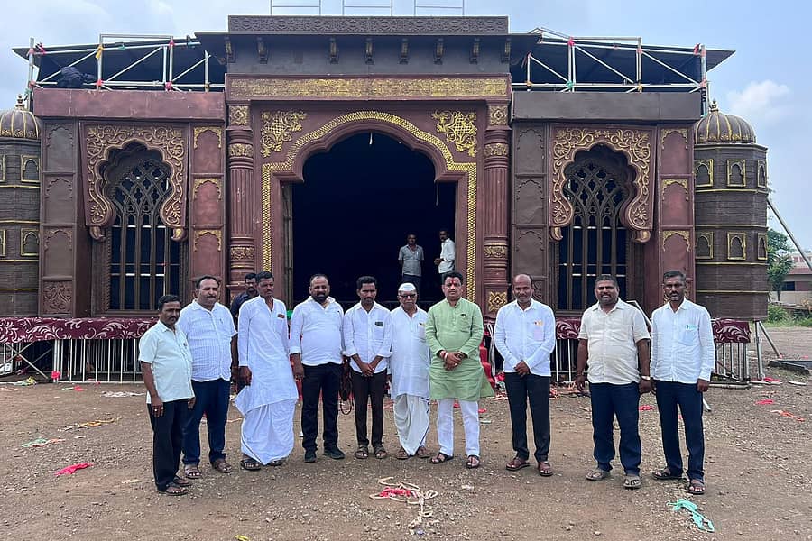 ತಾಂಬಾ ಗ್ರಾಮದ ನಾಡದೇವಿ ನವರಾತ್ರಿ ಉತ್ಸವಕ್ಕೆ ಸಿದ್ದಗೊಂಡಿರುವ ವೇದಿಕೆ ಸಿಂದಗಿ ಶಾಸಕ ಅಶೋಕ ಮನಗೂಳಿ ಮತ್ತು ಜಗದಂಬಾ ಶಿಕ್ಷಣ ಸಂಸ್ಥೆಯ ಕಾರ್ಯದರ್ಶಿ ರವಿಕುಮಾರ ಚವ್ಹಾಣ ವೀಕ್ಷಿಸಿದರು