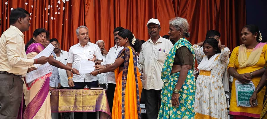 ಅಲೆಮಾರಿ ಮಹಿಳೆಯರಿಗೆ ಮನೆ-ಮಂಜೂರಾತಿ ಪತ್ರ ವಿತರಿಸಿದ ಶಾಸಕ ಸಿ.ಬಿ. ಸುರೇಶ್ ಬಾಬು