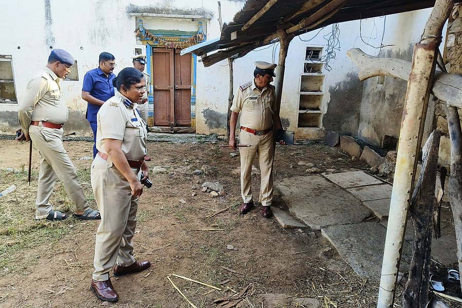 ಗುರುಮಠಕಲ್ ಹತ್ತಿರದ ಕಾಕಲವಾರ ಗ್ರಾಮಕ್ಕೆ ಎಸ್‌ಪಿ ಸಂಗೀತಾ ಜಿ., ಡಿಎಸ್‌ಪಿ ಅರುಣಕುಮಾರ ಕೋಳೂರು ಹಾಗೂ ತಂಡ ಮಂಗಳವಾರ ಭೇಟಿ ನೀಡಿ, ಪರಿಶೀಲಿಸಿದರು