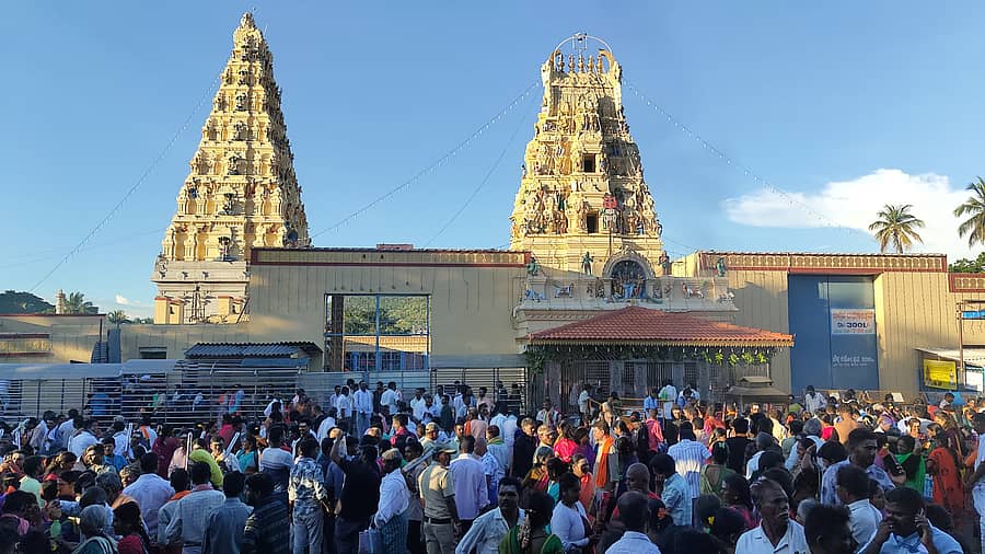 ಮಹಾಲಯ ಜಾತ್ರೆಯ ಪ್ರಯುಕ್ತಮಲೆ ಮಹದೇಶ್ವರ ಬೆಟ್ಟದಲ್ಲಿ ಮಂಗಳವಾರ ದೇವಾಲಯದ ಮುಂಭಾಗದಲ್ಲಿ ವಿವಿಧ ಸೇವೆಯಲ್ಲಿ ತೊಡಗಿದ್ದ ಭಕ್ತರು