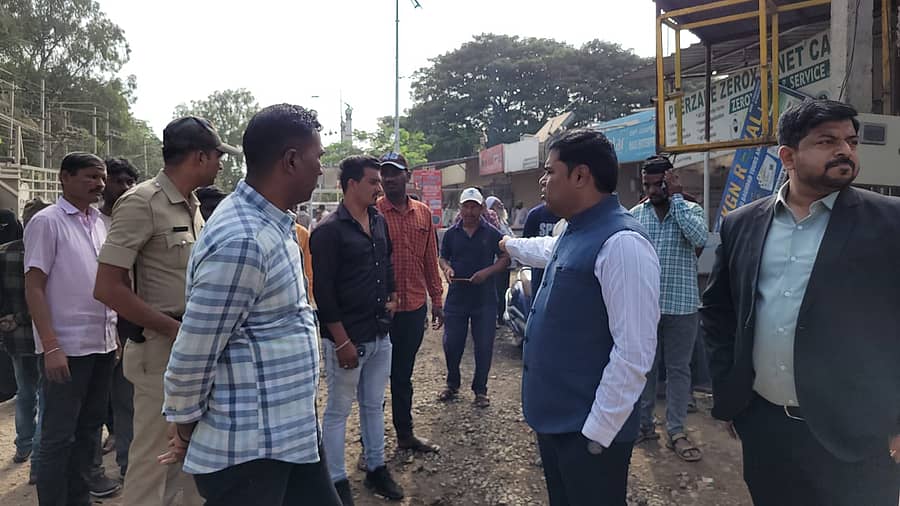 ವಿಜಯಪುರ ಮಹಾ ನಗರ ಪಾಲಿಕೆಯ ನವಭಾಗ ರಸ್ತೆ, ಒಳಚರಂಡಿ ಮೇಲೆ ಅತಿಕ್ರಮಣ ಮಾಡಿಕೊಂಡು ನಿರ್ಮಿಸಿಕೊಂಡ ಕಟ್ಟಡಗಳನ್ನು ಮಹಾನಗರ ಪಾಲಿಕೆಯಿಂದ ತೆರವುಗೊಳಿಸಿರುವ ಸ್ಥಳಕ್ಕೆ ಮಂಗಳವಾರ ಜಿಲ್ಲಾಧಿಕಾರಿ ಟಿ.ಭೂಬಾಲನ್ ಭೇಟಿ ನೀಡಿ ಪರಿಶೀಲಿಸಿದರು. ಜಿಲ್ಲಾ ಪಂಚಾಯ್ತಿ ಸಿಇಒ ರಿಷಿ ಆನಂದ್, ಆಯುಕ್ತ ವಿಜಯಕುಮಾರ್ ಮೆಕ್ಕಳಕಿ ಇದ್ದಾರೆ