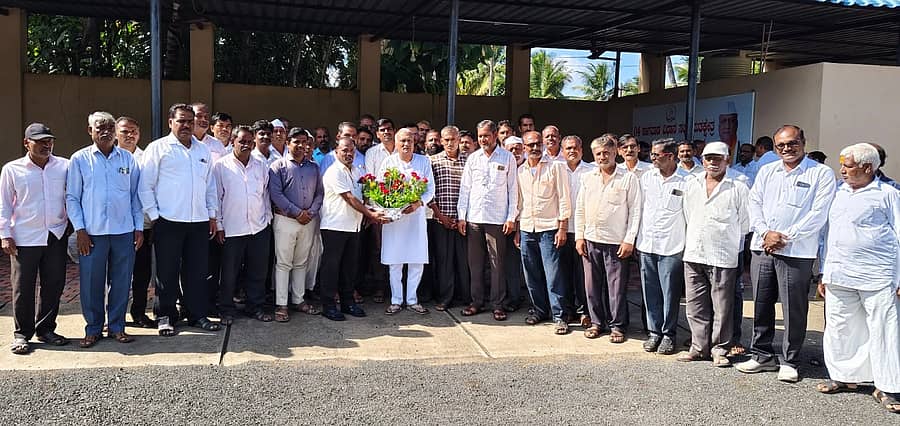 ದ್ರಾಕ್ಷಿ ಬೆಳೆ ಹಾನಿ ಪರಿಹಾರ ಬಿಡುಗಡೆಗೊಳಿಸಲು ಶ್ರಮಿಸಿದ ಶಾಸಕ ರಾಜು ಕಾಗೆ ಅವರನ್ನು ಕಾಗವಾಡ ತಾಲ್ಲೂಕಿನ ಉಗಾರ ಖುರ್ದ ಪಟ್ಟಣದ ಶಾಸಕರ ಕಚೇರಿಯಲ್ಲಿ ದ್ರಾಕ್ಷಿ ಬೆಳಗಾರರು ಸನ್ಮಾನಿಸಿದರು