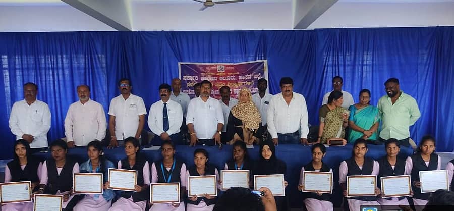 ಆಲೂರು ಸರ್ಕಾರಿ ಪ್ರಥಮ ದರ್ಜೆ ಕಾಲೇಜಿನಲ್ಲಿ ಶಾಸಕ ಸಿಮೆಂಟ್ ಮಂಜು ಕಂಪ್ಯೂಟರ್ ತರಬೇತಿ ಪಡೆದ ವಿದ್ಯಾರ್ಥಿಗಳಿಗೆ ಪ್ರಮಾಣಪತ್ರ ವಿತರಿಸಿದರು. ತಾಹಿರಾಬೇಗಂ, ಟಿ. ಪಿ. ಪುಟ್ಟರಾಜು, ಶಾಂತಕೃಷ್ಣ, ಉಮಾ, ಕೃಷ್ಣಮೂರ್ತಿ, ಶಂಕರಲಿಂಗೇಗೌಡ, ಬಾಲಲೋಚನ, ಮೋಹನಕುಮಾರ್ ಭಾಗವಹಿಸಿದ್ದರು