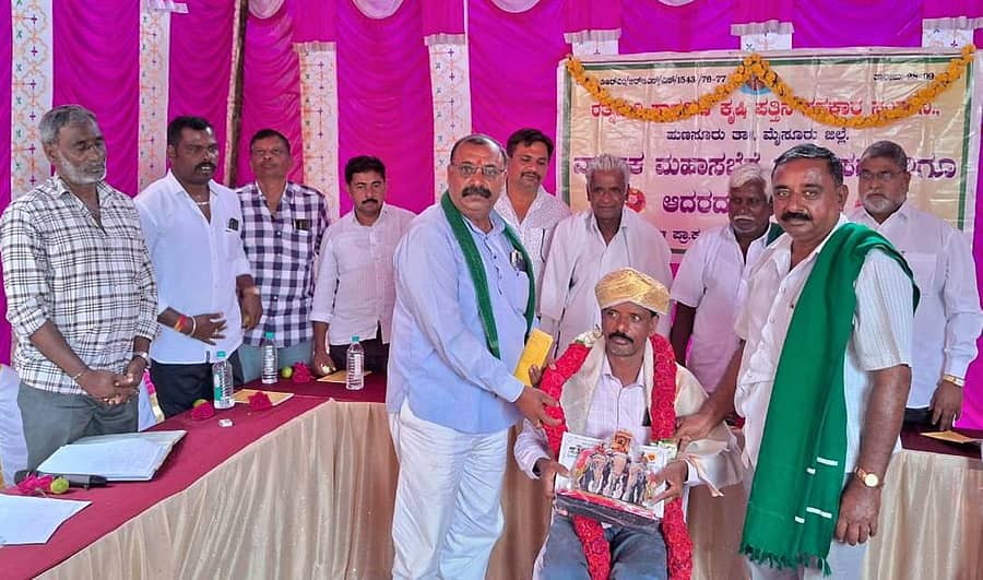 ಹುಣಸೂರು ತಾಲ್ಲೂಕಿನ ರತ್ನಾಪುರಿ ಕೃಷಿ ಪತ್ತಿನ ಸಹಕಾರ ಸಂಘದ ವಾರ್ಷಿಕ ಮಹಾಸಭೆಯಲ್ಲಿ ಮಂಗಳವಾರ ಜಿಲ್ಲಾ ಪ್ರಶಸ್ತಿಗೆ ಕಾರಣರಾದ ಸಹಕಾರ ಸಂಘದ ಮುಖ್ಯ ಕಾರ್ಯನಿರ್ವಹಣಾಧಿಕಾರಿ ರಮೇಶ್ ಅವರನ್ನು ಹೊಸೂರು ಕುಮಾರ್ ಮತ್ತು ಸಂಘದ ಅಧ್ಯಕ್ಷ ನಾಗೇಗೌಡ ಗೌರವಿಸಿದರು
