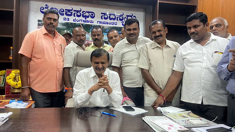 ರಾಮನಗರದ ಸಂಸದರ ಕಚೇರಿಯಲ್ಲಿ ಸಂಸದ ಡಾ.ಸಿ.ಎನ್ ಮಂಜುನಾಥ್ ಸುದ್ದಿಗಾರರೊಂದಿಗೆ ಮಾತನಾಡಿದರು