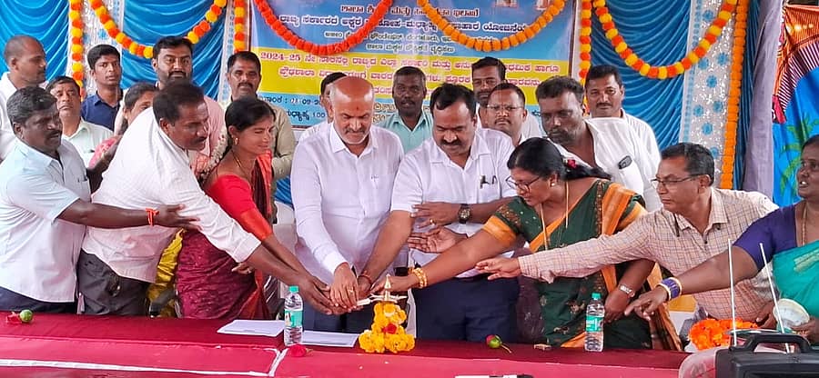 ಬೇಲೂರು ತಾಲ್ಲೂಕಿನ ಹಲ್ಮಿಡಿ ಗ್ರಾಮದಲ್ಲಿ ಆಯೋಜಿಸಲಾಗಿದ್ದ ಶಾಲಾ ಮಕ್ಕಳಿಗೆ ಪೂರಕ ಪೌಷ್ಟಿಕ ಆಹಾರ ವಿತರಣೆ ಕಾರ್ಯಕ್ರಮವನ್ನು ಶಾಸಕ ಎಚ್.ಕೆ.ಸುರೇಶ್ ಉದ್ಘಾಟಿಸಿದರು. ಕ್ಷೇತ್ರ ಶಿಕ್ಷಣಾಧಿಕಾರಿ ರಾಜೇಗೌಡ ಪಾಲ್ಗೊಂಡಿದ್ದರು