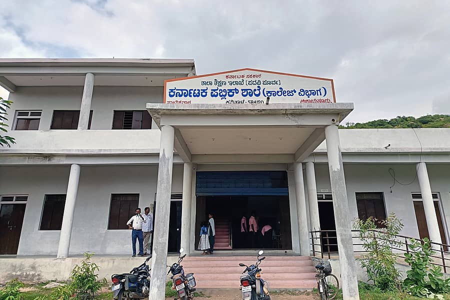 ಕವಿತಾಳದ ಕರ್ನಾಟಕ ಪಬ್ಲಿಕ್ ಶಾಲೆಯ ಪಿಯು ಕಾಲೇಜು ಕಟ್ಟಡ ಹೊರನೋಟ