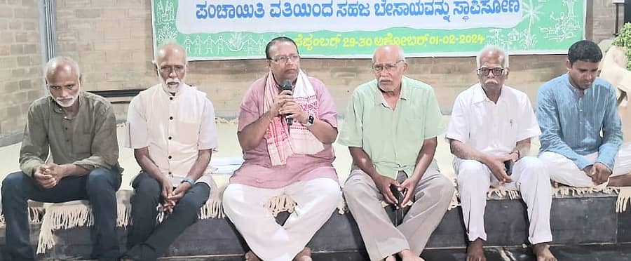 ತುಮಕೂರು ತಾಲ್ಲೂಕಿನ ದೊಡ್ಡಹೊಸೂರು ಸತ್ಯಾಗ್ರಹದಲ್ಲಿ ಮಂಗಳವಾರ ರಾಷ್ಟ್ರೀಯ ಸ್ವಾಭಿಮಾನ ಆಂದೋಲನದ ಸಂಯೋಜಕ ಬಸವರಾಜ ಪಾಟೀಲ್ ವೀರಾಪುರ ಮಾತನಾಡಿದರು. ಪಶ್ಚಿಮಘಟ್ಟ ಉಳಿಸಿ ಆಂದೋಲದ ಸಿ.ಪಿ.ಮಾಧವನ್, ಪರಿಸರ ಹೋರಾಟಗಾರ ಬಾಲಕೃಷ್ಣ, ಗಾಂಧಿವಾದಿ ದೊರೆಸ್ವಾಮಿ, ಪರಿಸರವಾದಿ ಸಿ.ಯತಿರಾಜು, ವಿಜ್ಞಾನಿ ಮಂಜುನಾಥ್ ಉಪಸ್ಥಿತರಿದ್ದರು