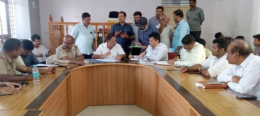 ಶ್ರೀರಂಗಪಟ್ಟಣದಲ್ಲಿ ಅ.4ರಿಂದ ಆರಂಭವಾಗಲಿರುವ ದಸರಾ ಉತ್ಸವದ ನಿಮಿತ್ತ ಶಾಸಕ ರಮೇಶ ಬಂಡಿಸಿದ್ದೇಗೌಡ ಪಟ್ಟಣದ ಮಿನಿ ವಿಧಾನಸೌಧದಲ್ಲಿ ಮಂಗಳವಾರ ಅಧಿಕಾರಿಗಳ ಸಭೆ ನಡೆಸಿದರು