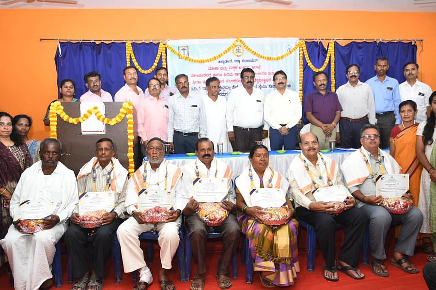 ಚಿಕ್ಕಬಳ್ಳಾಪುರದಲ್ಲಿ ನಡೆದ ವಿಶ್ವ ಹಿರಿಯ ನಾಗರಿಕರ ದಿನಾಚರಣೆಯಲ್ಲಿ ಹಿರಿಯ ನಾಗರಿಕರನ್ನು ಸನ್ಮಾನಿಸಲಾಯಿತು