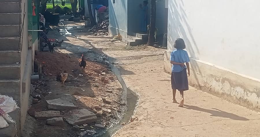 ಗಲೀಜು ನೀರಿನಿಂದ ಆವೃತ್ತವಾಗಿರುವ ಮುಂಡರಗಿ ತಾಲ್ಲೂಕಿನ ಹೊಸಕೊರ್ಲಹಳ್ಳಿ ಗ್ರಾಮದ ಕಿರು ರಸ್ತೆ