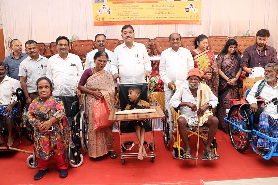 ರಾಷ್ಷ್ರೀಯ ವಯೋಶ್ರೀ ಯೋಜನೆ ಹಾಗೂ ಅಂಗವಿಕಲರಿಗೆ ಸಹಾಯ ಯೋಜನೆಯಡಿ ಜಿಲ್ಲೆಯ ಹಿರಿಯ ನಾಗರಿಕರು ಹಾಗೂ ಅಂಗವಿಕಲರಿಗೆ ಸಾಧನ ಸಲಕರಣೆಗಳನ್ನು ವಿತರಿಸಲಾಯಿತು.