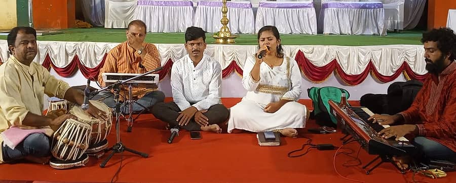 ಮಡಿಕೇರಿಯಲ್ಲಿ ನಡೆದ ಗಡಿ ಸಾಂಸ್ಕೃತಿಕ ಉತ್ಸವದಲ್ಲಿ ಭಾಗವಹಿಸಿರುವ ಕಲಾವಿದ ನಾರಾಯಣ ಸ್ವಾಮಿ (ಎಡದಿಂದ ಮೂರನೆಯವರು)