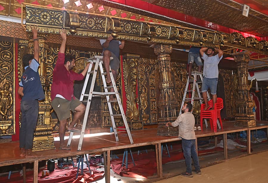 ಕುದ್ರೋಳಿಯಲ್ಲಿ ಶಾರದೋತ್ಸವದ ಪ್ರಯುಕ್ತ ನವದುರ್ಗೆಯರನ್ನು ಪ್ರತಿಷ್ಠಾಪಿಸುವ ಮಂಟಪದ ನಡುವೆ ಅಯೋಧ್ಯೆ ಮಾದರಿ ಕಂಬಗಳನ್ನು ಅಳವಡಿಸಲಾಗಿದೆ :ಪ್ರಜಾವಾಣಿ ಚಿತ್ರ