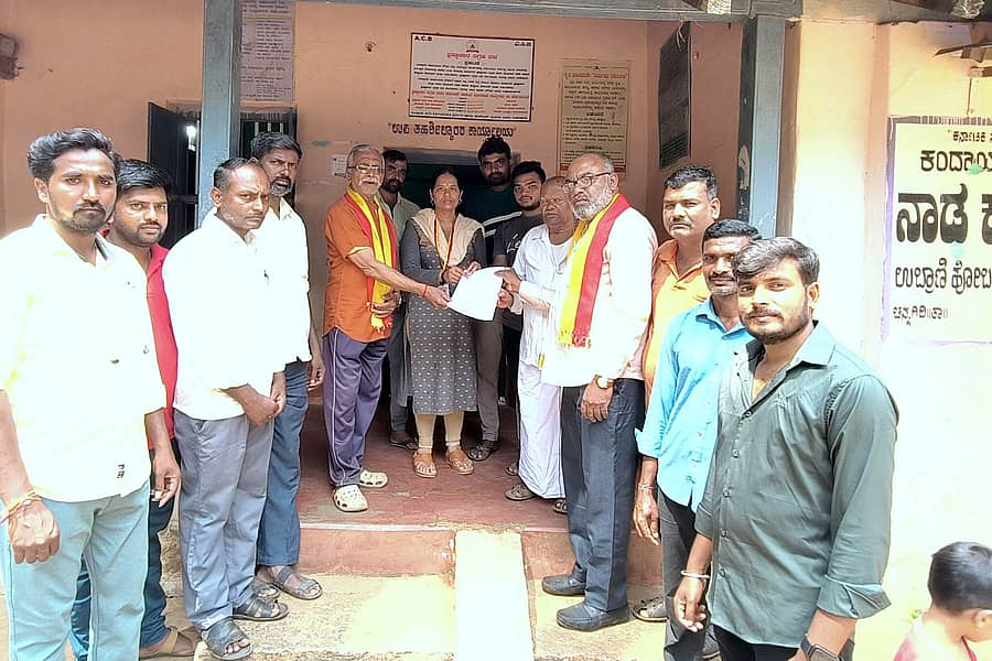 ಚನ್ನಗಿರಿ ತಾಲ್ಲೂಕಿನ ತಾವರೆಕೆರೆ ಗ್ರಾಮದಲ್ಲಿನ ನಾಡಕಚೇರಿಯನ್ನು ಬೇರೆಡೆಗೆ ಸ್ಥಳಾಂತರ ಮಾಡಬಾರದು ಎಂದು ಒತ್ತಾಯಿಸಿ ಕನ್ನಡನಾಡು ಹಿತ ರಕ್ಷಣಾ ಸಮಿತಿಯಿಂದ ಉಪ ತಹಶೀಲ್ದಾರ್ ಅವರಿಗೆ ಮನವಿ ಸಲ್ಲಿಸಲಾಯಿತು