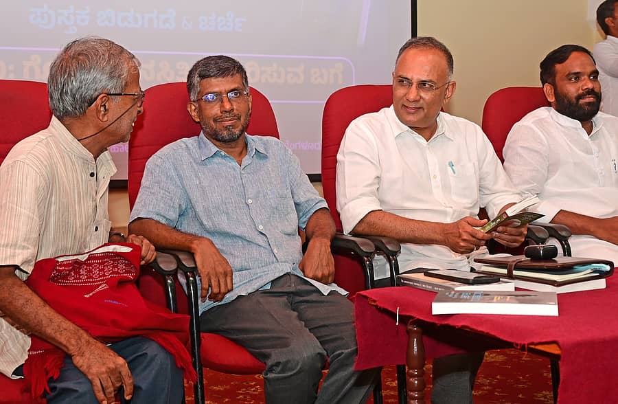 ‘ಗೋಡ್ಸೆ ಮನಸ್ಥಿತಿಯನ್ನು ಎದುರಿಸುವ ಬಗೆ’ – ಚರ್ಚೆಯಲ್ಲಿ ಪ್ರಾಧ್ಯಾಪಕ ಶ್ರೀಧರಮೂರ್ತಿ (ಎಡಗಡೆಯವರು), ಅಂಕಣಕಾರ ಎ.ನಾರಾಯಣ ಮತ್ತು ಆರೋಗ್ಯ ಸಚಿವ ದಿನೇಶ್ ಗುಂಡೂರಾವ್ ಮಾತುಕತೆಯಲ್ಲಿ ತೊಡಗಿದ್ದರು. ವಿಜಯಪುರದ ದಲಿತ ವಿದ್ಯಾರ್ಥಿ ಪರಿಷತ್ನ ಶ್ರೀನಾಥ್ ಪೂಜಾರಿ ಇದ್ದರು -ಪ್ರಜಾವಾಣಿ ಚಿತ್ರ