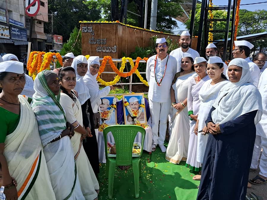 ಹೊಸಪೇಟೆಯಲ್ಲಿ ಬುಧವಾರ ಗಾಂಧಿ ಜಯಂತಿ ಪ್ರಯುಕ್ತ ಜಿಲ್ಲಾ ಕಾಂಗ್ರೆಸ್ ವತಿಯಿಂದ ಪಾದಯಾತ್ರೆ ನಡೆಸಿ ಗೌರವ ಸೂಚಿಸಲಾಯಿತು