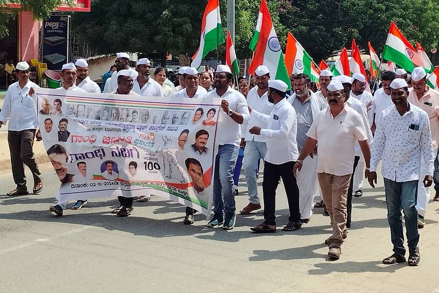 : ಮಹಾತ್ಮ ಗಾಂಧೀಜಿ ಅಧ್ಯಕ್ಷತೆಯ ಕಾಂಗ್ರೆಸ್ ಅಧಿವೇಶನಕ್ಕ ನೂರು ವರ್ಷ ತುಂಬಿದ ನೆನಪಿಗಾಗಿ ಬುಧವಾರ ಕೂಡ್ಲಿಗಿ ಹಾಗೂ ಹೊಸಹಳ್ಳಿ ಬ್ಲಾಕ್ ಕಾಂಗ್ರೆಸ್ ವತಿಯಿಂದ ಕೂಡ್ಲಿಗಿಯಲ್ಲಿ ಹಮ್ಮಿಕೊಂಡಿದ್ದ ಗಾಂಧಿ ಭಾರತ ಕಾರ್ಯಕ್ರಮದ ಅಂಗವಾಗಿ ಶಾಸಕ ಡಾ. ಶ್ರೀನಿವಾಸ್ ಎನ್.ಟಿ. ನೇತೃತ್ವದಲ್ಲಿ ಕಾಂಗ್ರೆಸ್ ಕಾರ್ಯಕರ್ತರು ಪಟ್ಟಣದಲ್ಲಿ ಪಾದಯಾತ್ರೆ ನಡೆಸಿದರು.