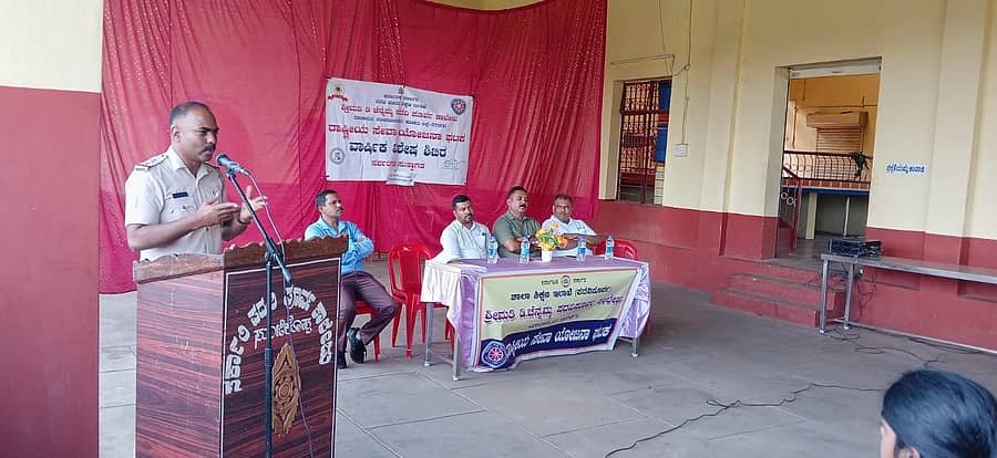 ಸುಂಟಿಕೊಪ್ಪ ಮಂಜನಾಥಯ್ಯ ಮೀನಾಕ್ಷಮ್ಮ ಕಲ್ಯಾಣ ಮಂಟಪದಲ್ಲಿ ಮಾದಾಪುರ ಡಿ.ಚೆನ್ನಮ್ಮ ಪದವಿಪೂರ್ವ ಕಾಲೇಜಿನ ವತಿಯಿಂದ ನಡೆಯುತ್ತಿರುವ ರಾಷ್ಟ್ರೀಯ ಸೇವಾ ಯೋಜನೆಯ ವಾರ್ಷಿಕ ವಿಶೇಷ ಶಿಬಿರದಲ್ಲಿ ಸಂಪನ್ಮೂಲ ವ್ಯಕ್ತಿಯಾಗಿ ಸುಂಟಿಕೊಪ್ಪ ಪೊಲೀಸ್ ಠಾಣೆ ಪಿಎಸ್ಐ ಚಂದ್ರಶೇಖರ್ ಕಾನೂನಿನ ಬಗ್ಗೆ ಮಾಹಿತಿ ನೀಡಿದರು