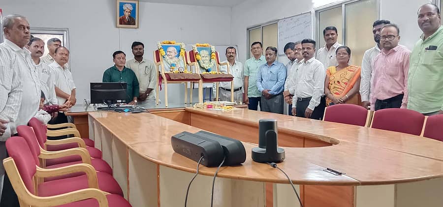 ನಾರಾಯಣಪುರದ ಕೆಬಿಜೆಎನ್ಎಲ್ ಕಚೇರಿಯಲ್ಲಿ ಬುಧವಾರ ಮಹಾತ್ಮ ಗಾಂಧೀಜಿ ಹಾಗೂ ಲಾಲ್ ಬಹದ್ದೂರ್ ಶಾಸ್ತ್ರಿ ಜಯಂತಿಯನ್ನು ಆಚರಿಸಲಾಯಿತು