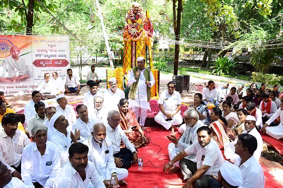 ಕಲಬುರಗಿಯ ಗಾಂಧಿ ಪ್ರತಿಮೆ ಬಳಿ ನಡೆದ ಗಾಂಧಿ ಸ್ಮರಣೆ ಕಾರ್ಯಕ್ರಮದಲ್ಲಿ ಸಿಎಂ ಸಲಹೆಗಾರ ಬಿ.ಆರ್. ಪಾಟೀಲ ಮಾತನಾಡಿದರು