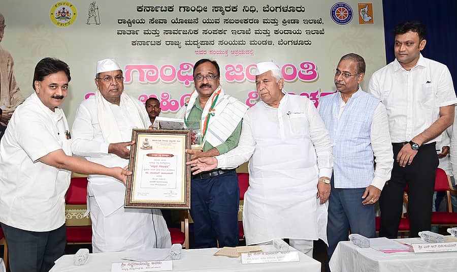 <div class="paragraphs"><p>ಗಾಂಧಿ ಜಯಂತಿ ಪ್ರಯುಕ್ತ ಗಾಂಧಿಭವನದಲ್ಲಿ ನಡೆದ ವಿಶ್ವ ಅಹಿಂಸಾ ದಿನಾಚರಣೆಯಲ್ಲಿ ಲೇಖಕ ನಟರಾಜ್ ಹುಳಿಯಾರ್ ಅವರ‘ಎಲ್ಲರ ಗಾಂಧಿ’ ಕೃತಿಗೆ ಮುಖ್ಯಮಂತ್ರಿ ಸಿದ್ದರಾಮಯ್ಯ ಅವರು ಜಯಶ್ರೀ ದತ್ತಿ ಪ್ರಶಸ್ತಿ ನೀಡಿ ಗೌರವಿಸಲಾಯಿತು</p></div>