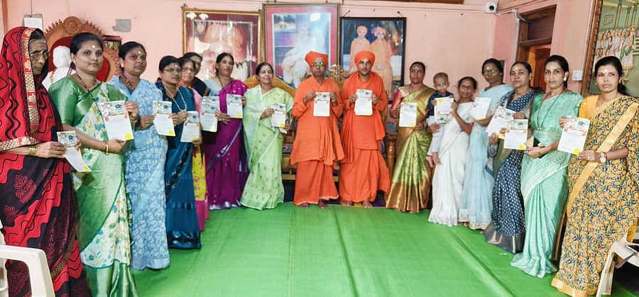 ಭಾಲ್ಕಿಯ ಹಿರೇಮಠ ಸಂಸ್ಥಾನದಲ್ಲಿ ಮರಣವೇ ಮಹಾನವಮಿ, ಕಲ್ಯಾಣ ಕ್ರಾಂತಿ ವಿಜಯೋತ್ಸವ ಕಾರ್ಯಕ್ರಮದ ಕರಪತ್ರ ಸಮಿತಿ ಅಧ್ಯಕ್ಷೆ ಚಂದ್ರಕಲಾ ಪ್ರಭು ಡಿಗ್ಗೆ ಬಿಡುಗಡೆಗೊಳಿಸಿದರು