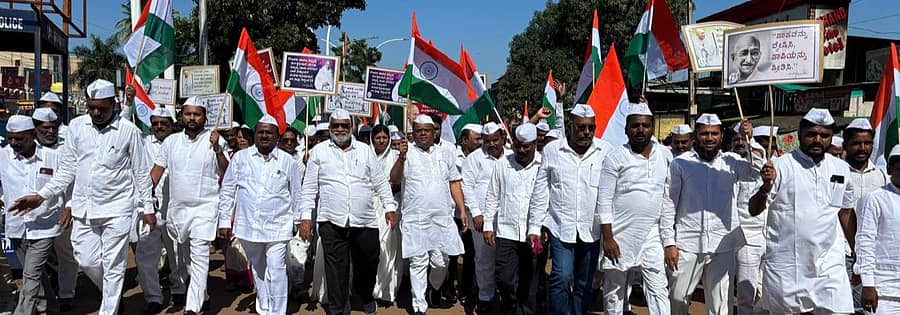 ಹುಮನಾಬಾದ್ ಪಟ್ಟಣದಲ್ಲಿ ಕಾಂಗ್ರೆಸ್ ಪಕ್ಷದಿಂದ ಗಾಂಧಿ ನಡಿಗೆ ಜಾಥಾ ನಡೆಯಿತು