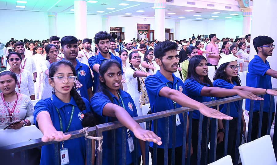 ‘ಸ್ವಚ್ಛತಾ ಆಂದೋಲನಾ ಪ್ರತಿಜ್ಞಾ ವಿಧಿ’ ಸ್ವೀಕರಿಸಿದ ವಿದ್ಯಾರ್ಥಿಗಳು