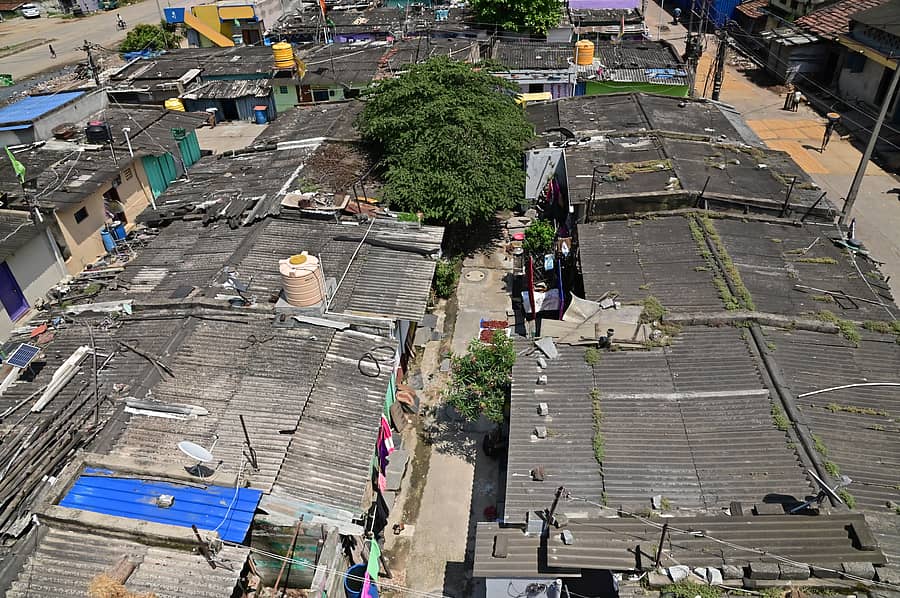 <div class="paragraphs"><p>ದಾವಣಗೆರೆಯ ಪಾರ್ವತಮ್ಮ ಕಾಲೊನಿಯಲ್ಲಿ ಶೆಡ್ಗಳಂತಿರುವ ಮನೆಗಳ ಮೇಲೆ ಅಪಾಯಕಾರಿ ರೀತಿಯಲ್ಲಿ ವಿದ್ಯುತ್ ತಂತಿಗಳು ಹಾದುಹೋಗಿವೆ </p></div>