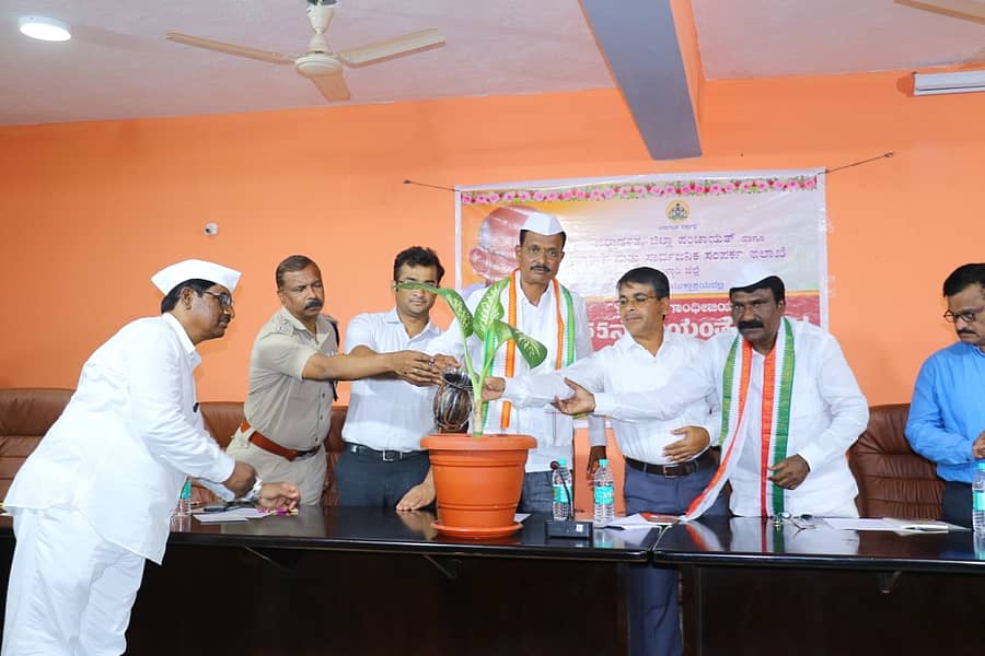 <div class="paragraphs"><p>ಜಿಲ್ಲಾಧಿಕಾರಿಗಳ ಕಚೇರಿ ಅವರಣದ ಗಾಂಧಿ ಭವನದಲ್ಲಿ ಬುಧವಾರ ಏರ್ಪಡಿಸಿದ್ದ ಮಹಾತ್ಮ ಗಾಂಧೀಜಿಯವರ 155 ನೇ ಜಯಂತ್ಸೋತ್ಸವ ಕಾರ್ಯಕ್ರಮವನ್ನು ಸಂಸದ ಇ ತುಕಾರಾಂ ಉದ್ಘಾಟಿಸಿದರು.</p></div>