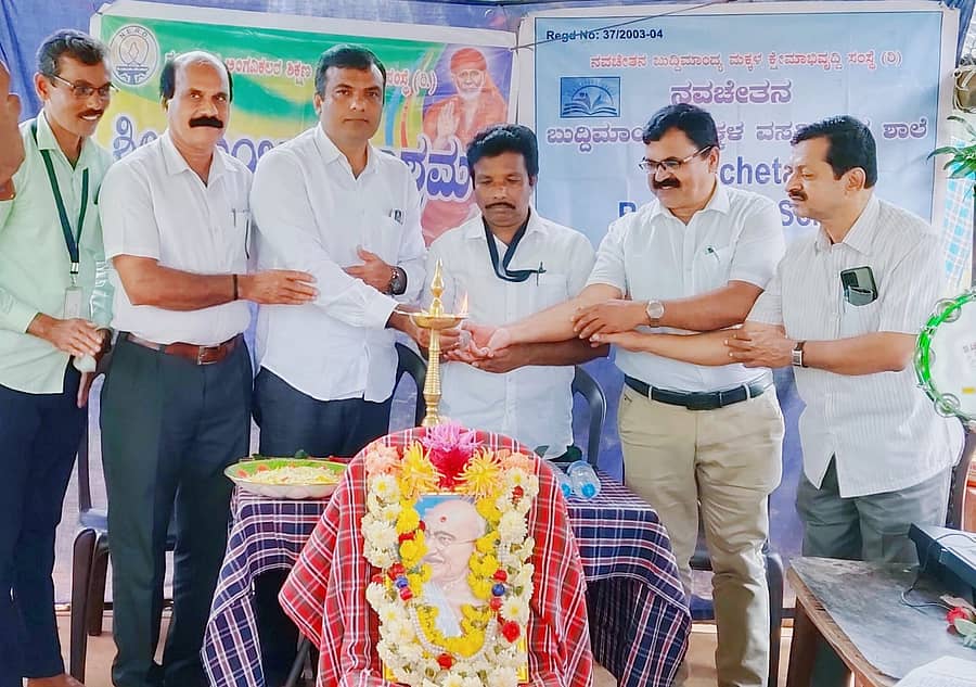 ಸೊರಬದ ಸಾಯಿ ವೃದ್ಧಾಶ್ರಮದಲ್ಲಿ ಮಹಾತ್ಮಾ ಗಾಂಧೀಜಿ ಹಾಗೂ ಲಾಲ್ ಬಹಾದ್ದೂರ್ ಶಾಸ್ತ್ರಿ ಅವರ ಜನ್ಮ‌ ದಿನಾಚರಣೆಗೆ ಗಣ್ಯರು ಚಾಲನೆ ನೀಡಿದರು