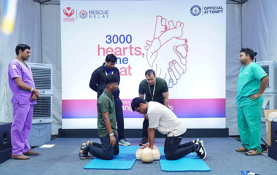 ಜಾಗೃತಿ ಕಾರ್ಯಕ್ರಮದಲ್ಲಿ ವೈದ್ಯಕೀಯ ಸಿಬ್ಬಂದಿ ಸಿಪಿಆರ್ ಬಗ್ಗೆ ಪ್ರಾತ್ಯಕ್ಷಿಕೆ ನೀಡಿದರು