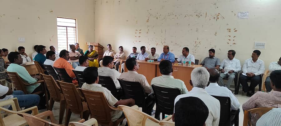 ಗುಡಿಬಂಡೆ ತಾಲ್ಲೂಕು ಕಚೇರಿಯಲ್ಲಿ ನಡೆದ ವಾಲ್ಮೀಕಿ ಜಯಂತಿ ಪೂರ್ವಭಾವಿ ಸಭೆಯಲ್ಲಿ ಪಾಲ್ಗೊಂಡಿದ್ದ ಅಧಿಕಾರಿಗಳು, ಸಂಘ ಸಂಸ್ಥೆಗಳ ಪದಾಧಿಕಾರಿಗಳು