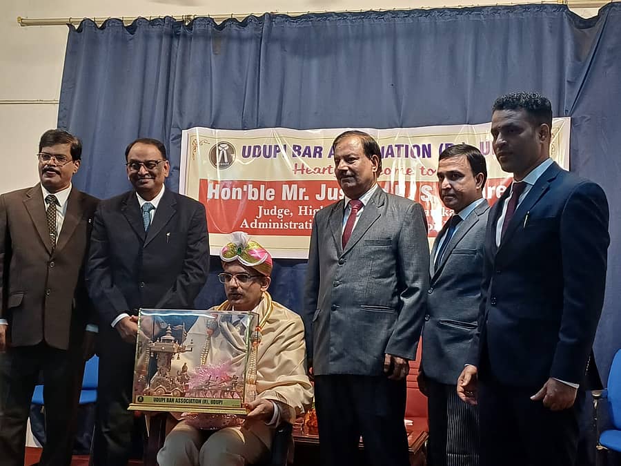 ಹೈಕೋರ್ಟ್ ನ್ಯಾಯಮೂರ್ತಿ ಹಾಗೂ ಉಡುಪಿ ಜಿಲ್ಲಾ ಆಡಳಿತಾತ್ಮಕ ನ್ಯಾಯಮೂರ್ತಿ ಇ.ಎಸ್.ಇಂದಿರೇಶ್ ಅವರನ್ನು ಸನ್ಮಾನಿಸಲಾಯಿತು