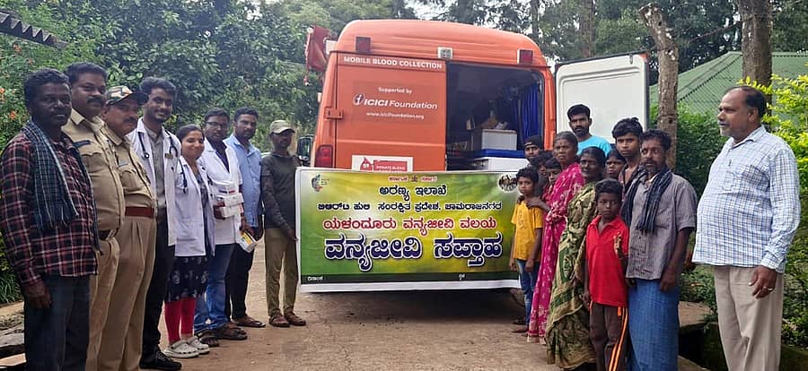 ಯಳಂದೂರು ತಾಲ್ಲೂಕಿನ ಬಿಳಿಗಿರಿಬೆಟ್ಟದ ವಿವಿಧ ಹಾಡಿಗಳಲ್ಲಿ ಶುಕ್ರವಾರ ಸೋಲಿಗ ಸಮುದಾಯದ ಜನರಿಗೆ ವನ್ಯಜೀವಿ ಸಪ್ತಾಹದ ಅಂಗವಾಗಿ ಅರಣ್ಯ ಇಲಾಖೆ ಆಯೋಜಿಸಿದ್ದ ಆರೋಗ್ಯ ತಪಾಸಣಾ ಶಿಬಿರದಲ್ಲಿ ಮಹಿಳೆಯರು ಪಾಲ್ಗೊಂಡರು.