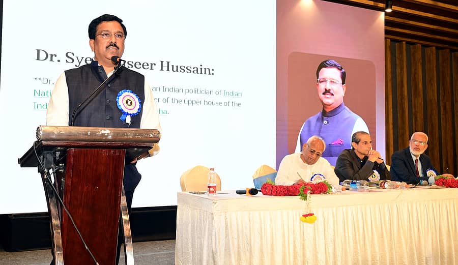 <div class="paragraphs"><p>ಹುಬ್ಬಳ್ಳಿಯಲ್ಲಿ ಭಾನುವಾರ ನಡೆದ ರಾಜ್ಯಮಟ್ಟದ ಮುಸ್ಲಿಂ ವಕೀಲರ ಪ್ರಥಮ ಸಮ್ಮೇಳನದಲ್ಲಿ ರಾಜ್ಯಸಭಾ ಸದಸ್ಯ ಸೈಯದ್ ನಾಸೀರ್ ಹುಸೇನ್ ಮಾತನಾಡಿದರು. ಬಾಂಬೆ ಹೈಕೋರ್ಟ್ ನಿವೃತ್ತ ನ್ಯಾಯಮೂರ್ತಿ, ಸುಪ್ರೀಂಕೋರ್ಟ್ ವಕೀಲ ಮೆಹಮೂದ್ ಪ್ರಾಚಾ, ರಾಜ್ಯ ವಕೀಲರ ಪರಿಷತ್‌ ಸದಸ್ಯ ಆಸೀಫ್ ಅಲಿ ಶೇಖ್ ಹುಸೇನ್ ಹಾಜರಿದ್ದರು</p></div>