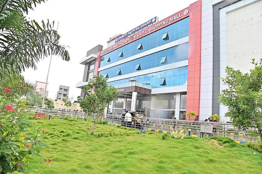 <div class="paragraphs"><p>ದಾವಣಗೆರೆಯ ನೂತನ ಕೆಎಸ್ಆರ್ಟಿಸಿ ಬಸ್ ನಿಲ್ದಾಣ ಮುಂಭಾಗದ ಉದ್ಯಾನವು ಹಸಿರಿನಿಂದ ಕಂಗೊಳಿಸುತ್ತಿದೆ </p></div>