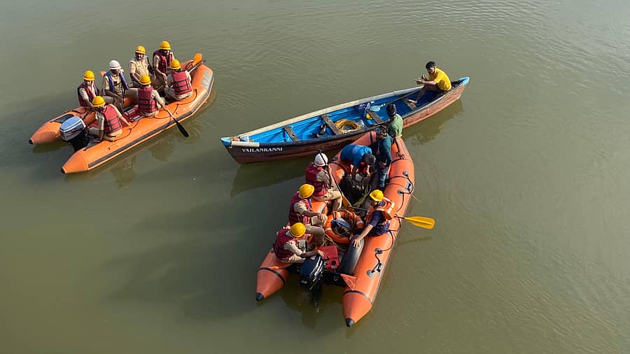 <div class="paragraphs"><p>ಕಾಣೆಯಾಗಿರುವ ಮಮ್ತಾಜ್‌ ಅಲಿ ಅವರನ್ನು ಹುಡುಕುತ್ತಿರುವ ಅಗ್ನಿಶಾಮಕ ಮತ್ತು ಪೊಲೀಸ್‌ ತಂಡಗಳು</p></div>