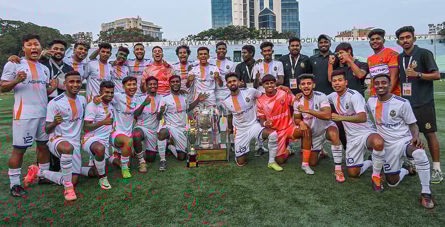 <div class="paragraphs"><p>ಪ್ರಶಸ್ತಿಯೊಂದಿಗೆ ಎಫ್ಸಿ ಅಗ್ನಿಪುತ್ರ ತಂಡ</p><p></p><p></p></div>