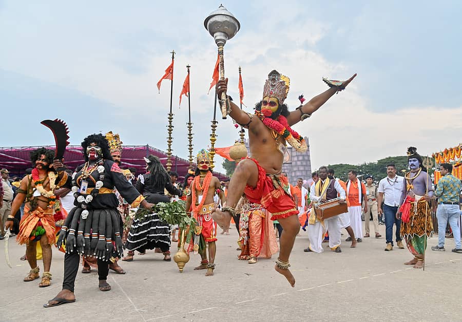 ದಸರಾ ಮಹೋತ್ಸವದ ಜಂಬೂಸವಾರಿ ಮೆರವಣಿಗೆಯಲ್ಲಿ ಪಾಲ್ಗೊಂಡಿದ್ದ ಕಲಾತಂಡ– ಸಂಗ್ರಹ ಚಿತ್ರ