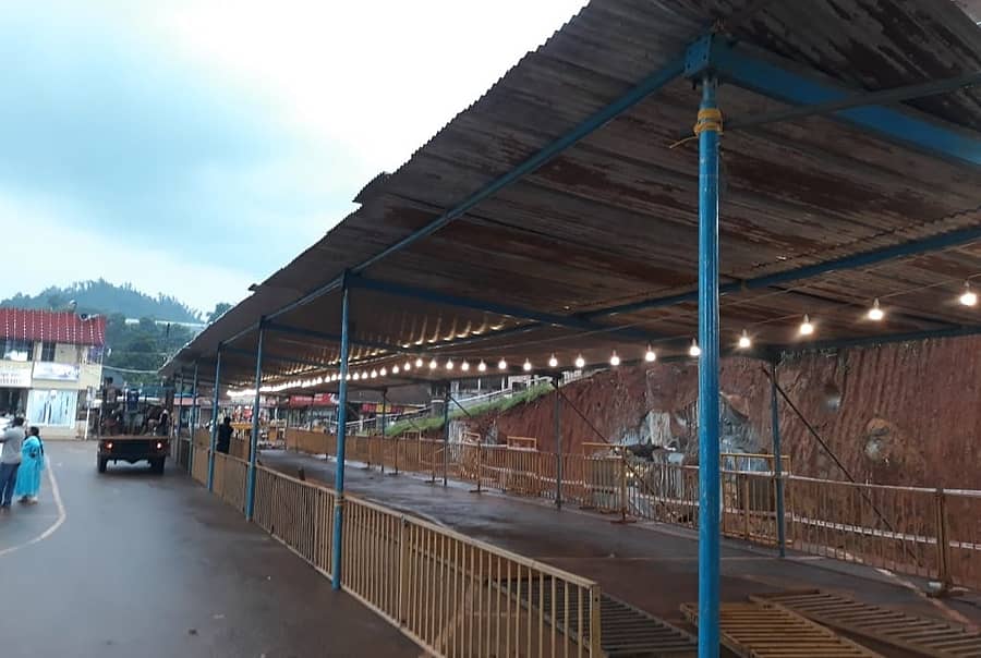 ಶೇಷವಸ್ತ್ರ ಪ್ರಸಾದ ಸ್ವೀಕರಿಸಲು ಬರುವವರು ಸರದಿ ಸಾಲಿನಲ್ಲಿ ನಿಲ್ಲುವುದಕ್ಕಾಗಿ ಕಟೀಲಿನಲ್ಲಿ ವ್ಯವಸ್ಥೆ ಮಾಡಿರುವುದು