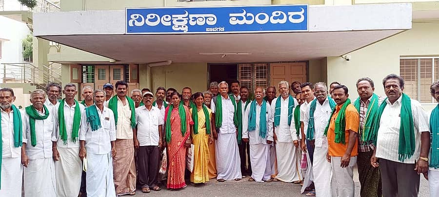 ಪಾವಗಡದಲ್ಲಿ ಸೋಮವಾರ ಹಸಿರು ಸೇನೆ, ರಾಜ್ಯ ರೈತ ಸಂಘದ ಪದಾಧಿಕಾರಿಗಳು ಬೆಳೆ ಹಾನಿ, ರೋಗ, ಕೀಟಗಳ ನಿಯಂತ್ರಣದ ಬಗ್ಗೆ ಚರ್ಚೆ ನಡೆಸಿದರು